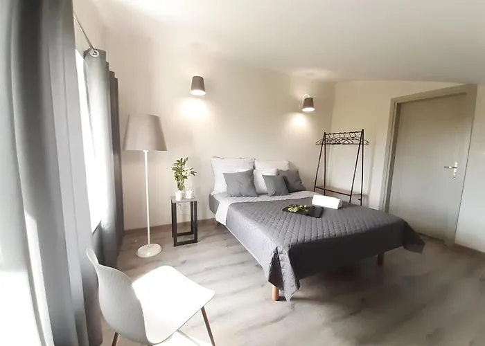 Dom Z Basenem I Widokiem Na *