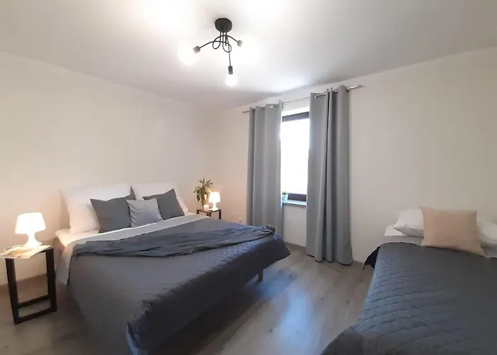 Dom Z Basenem I Widokiem Na łąkę *